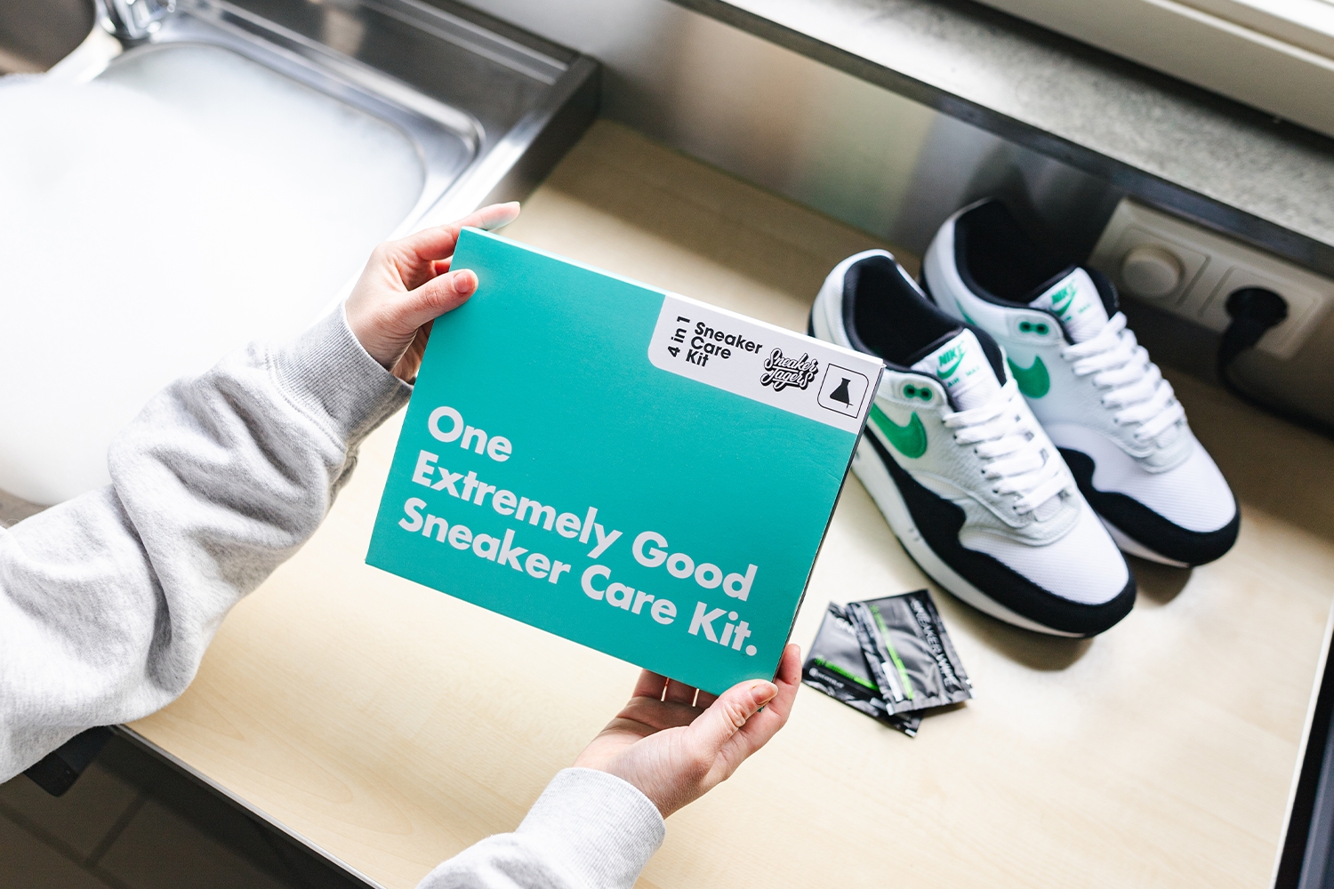 De Sneakerjagers x Sneaker LAB One Extremely Good Sneaker Care Kit is nu verkrijgbaar