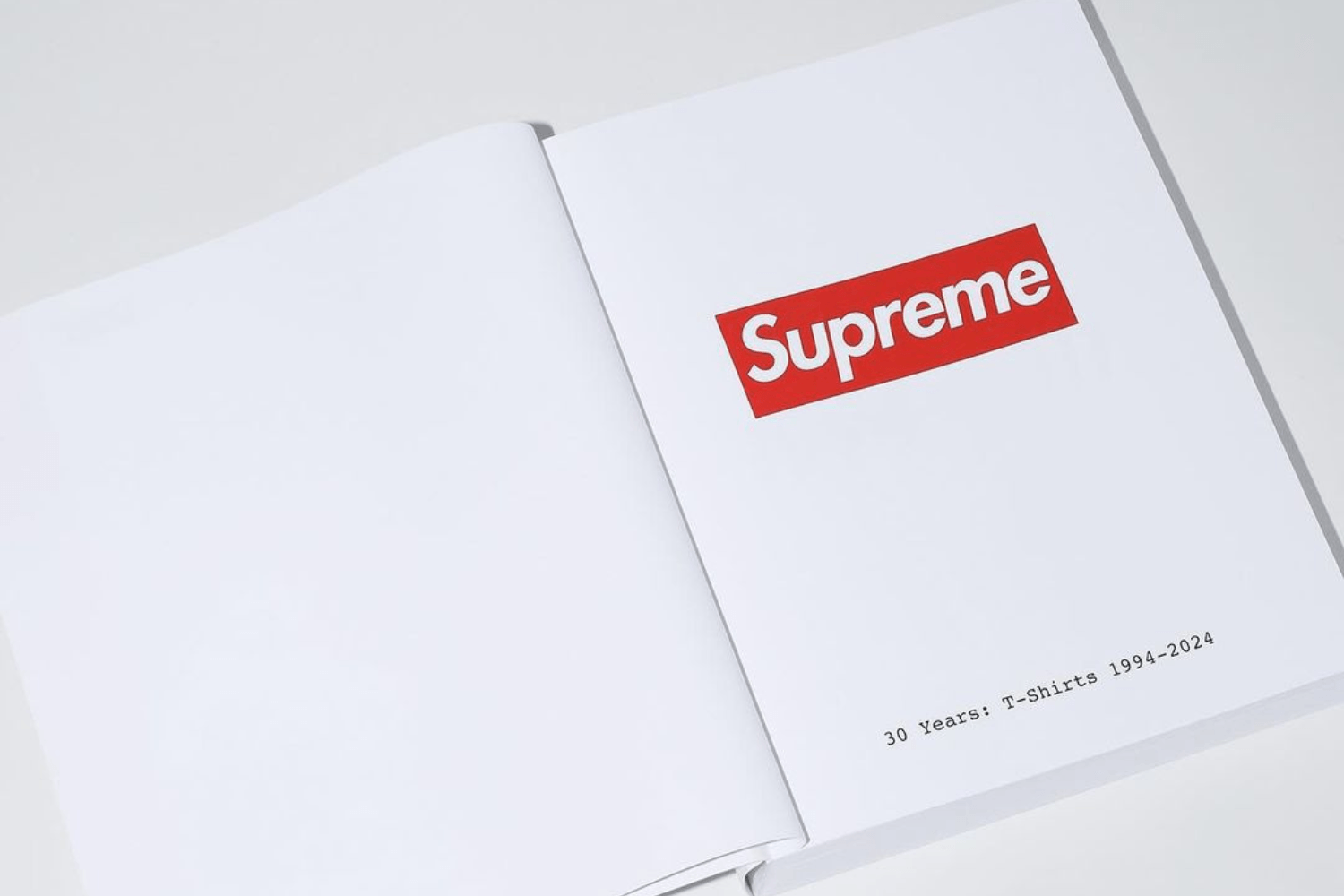 Supreme viert 30-jarig bestaan met T-Shirt boek