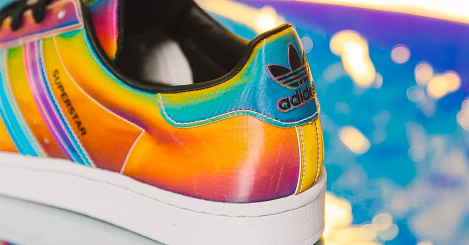 De adidas Superstar krijgt een 'Iridescent' colorway