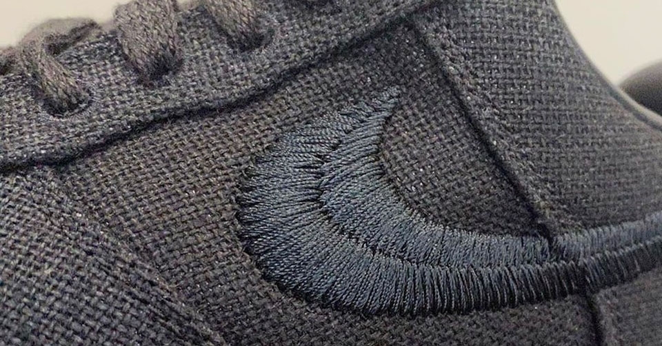 Nieuwe foto's: Stüssy x Nike Air Force 1 Low, in het zwart