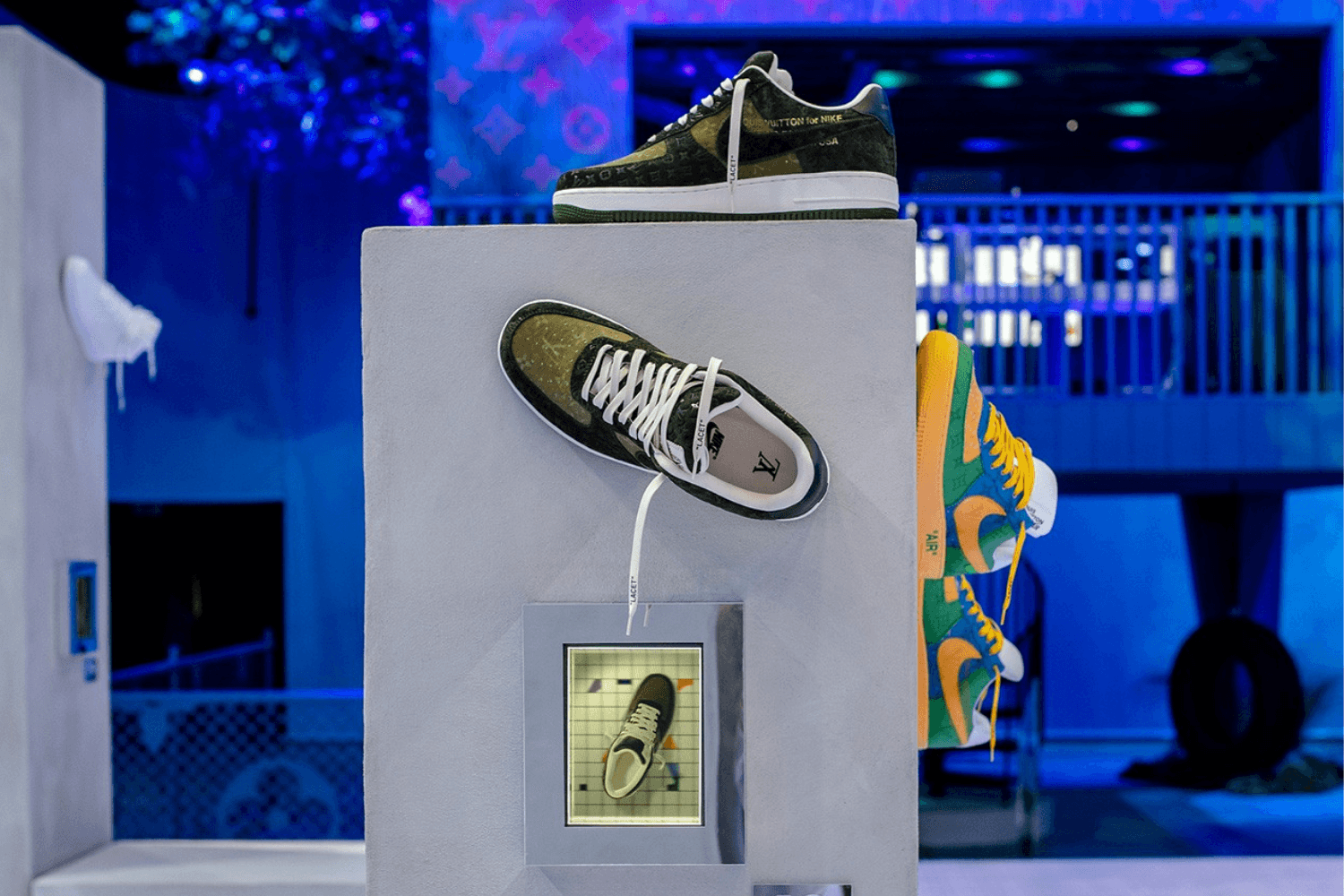 Virgil Abloh's Nike Air Force 1's in Louis Vuitton NYC expositie