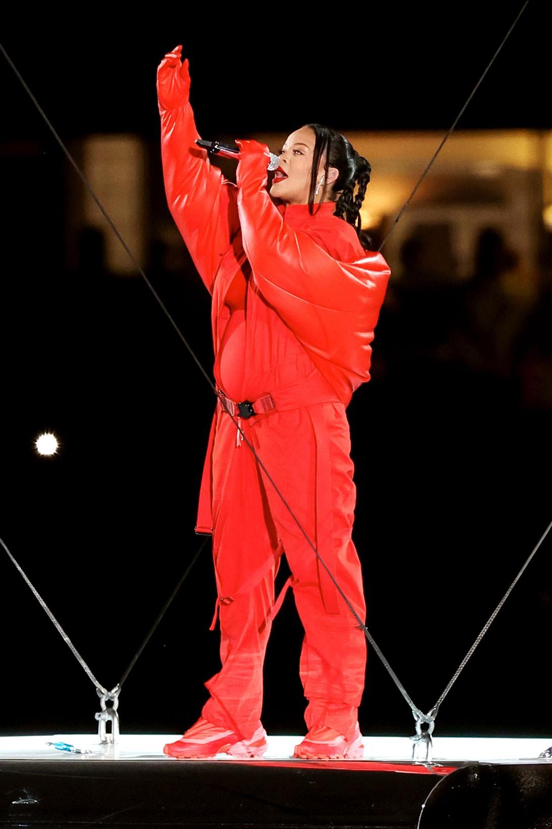 Rihanna tijdens de Halftime show met een hand i de lucht