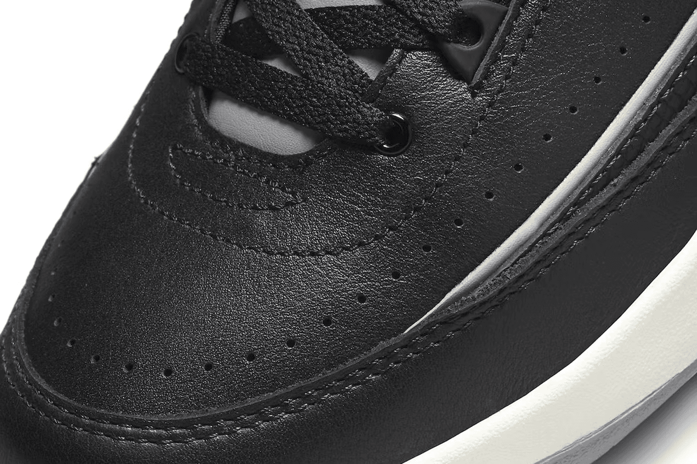 The Air Jordan 2 “Black Cement” detail neus