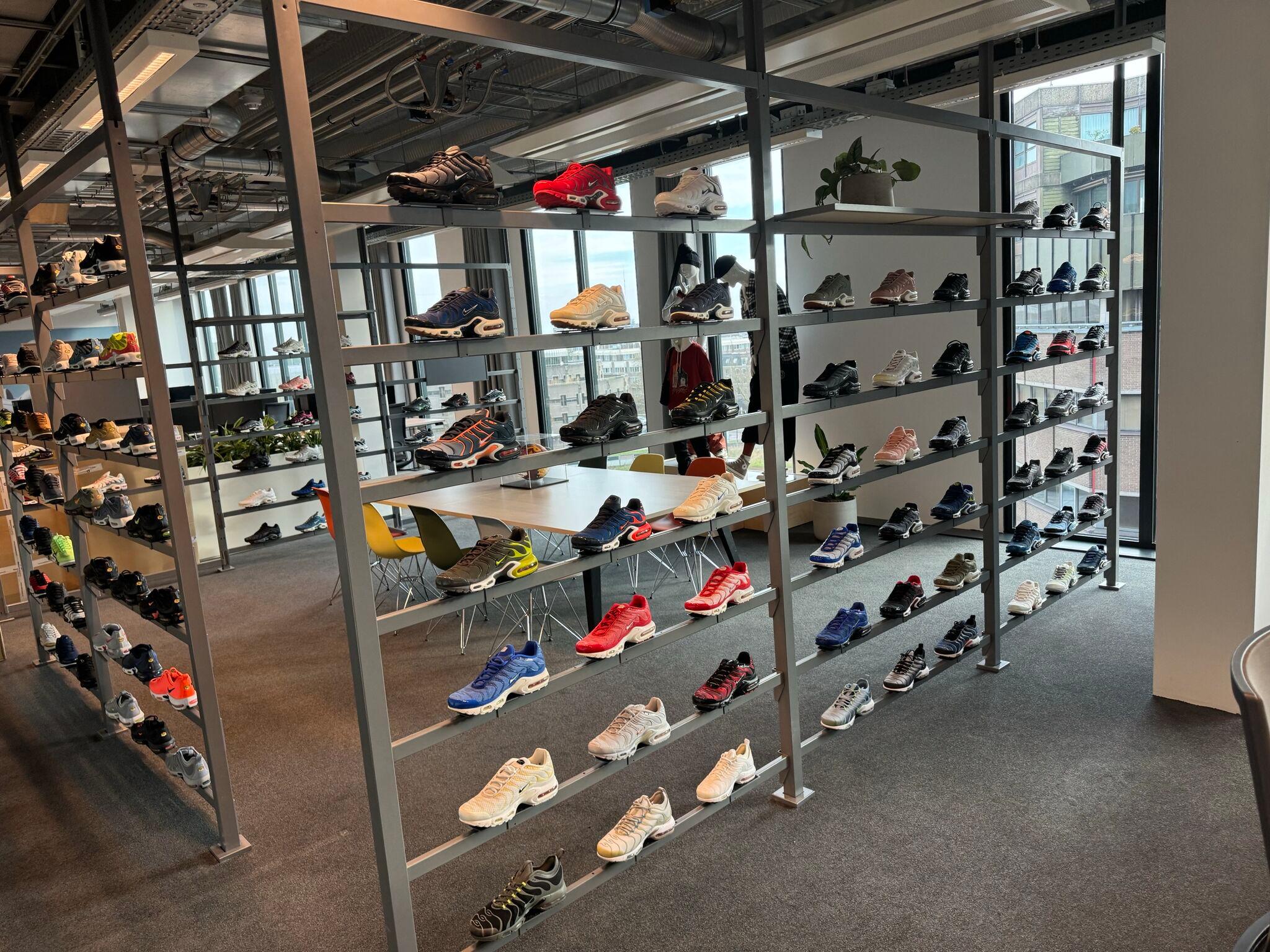 Sneakers in EMEA hoofdkantoor Foot Locker
